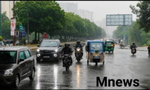 दिल्ली-NCR में कड़क रही बिजली, झमाझम बारिश और काले बादलों ने मौसम किया सुहाना