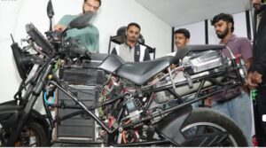 पानी से चलने वाली मोटरसाइकिल: क्या सच में पानी बनेगा बाइक का ईंधन? जानिए पूरी सच्चाई